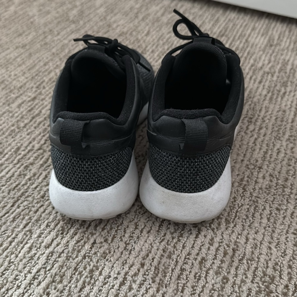 Nikes - Picture 5 of 6